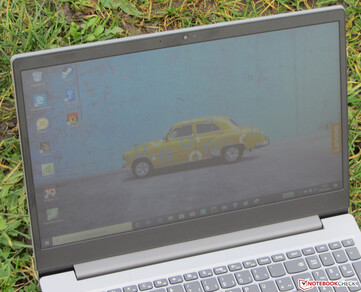 Uso del IdeaPad S145-15API en exteriores en un día nublado